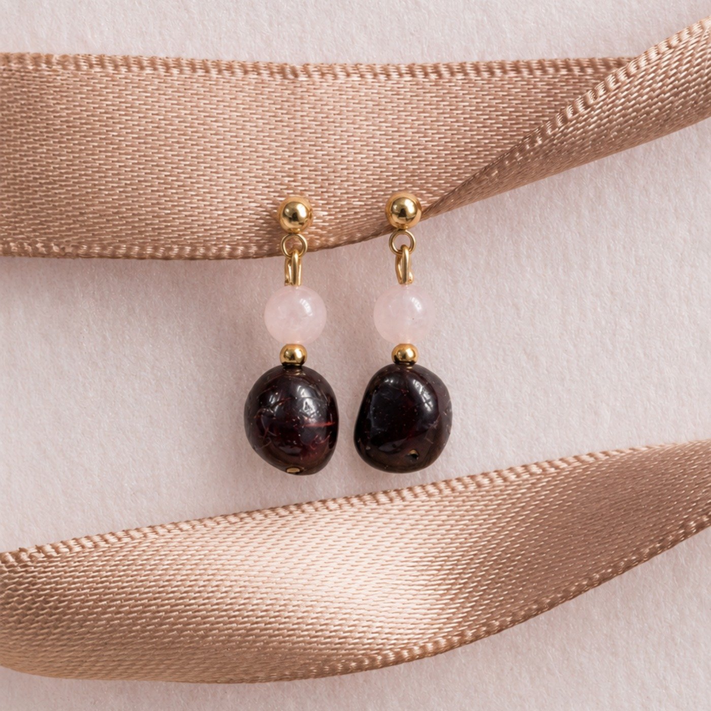 Blush After Dark – Pembe Kuvars & Garnet Küpe